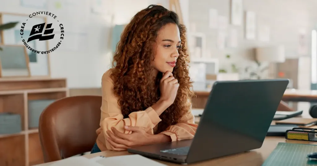 Mujer de color, documentos o trabajando en la planificación de computadoras portátiles, investigación creativa o análisis de datos para el mercado