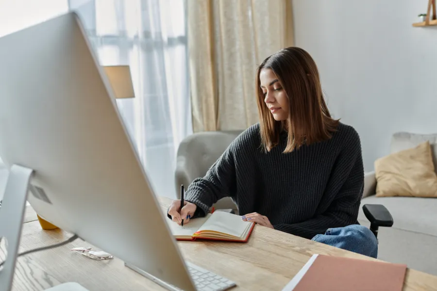 creación de contenidos en home office por una chica