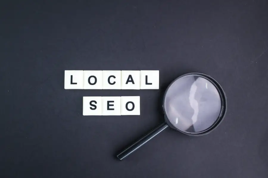 lupa junto a las letras de SEO Local