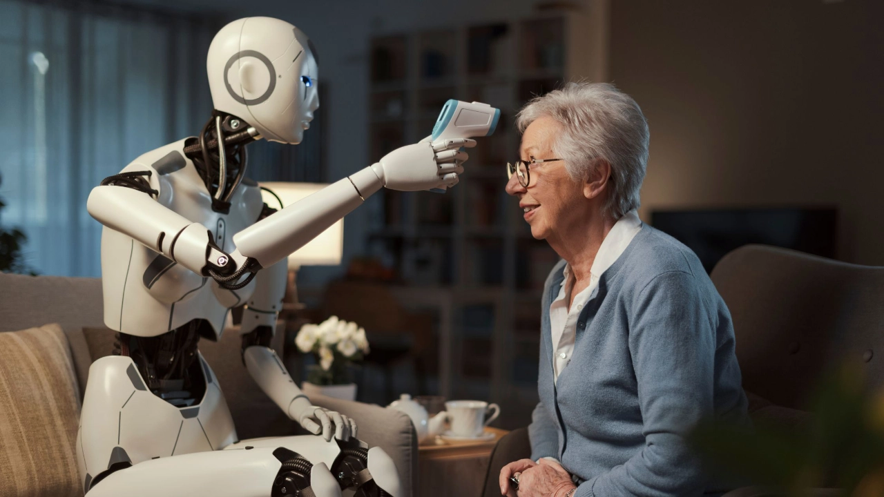 Robot tomando la temperatura de un anciano