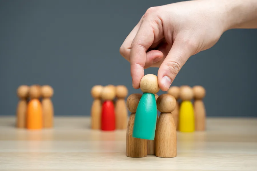 Representación de selecciones de leads con muñecos de madera usando metodologías de Buyer persona